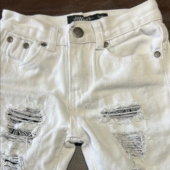 Trestyles Stylish White Distressed Kids Shorts. Size 5. - Picture 5 of 7